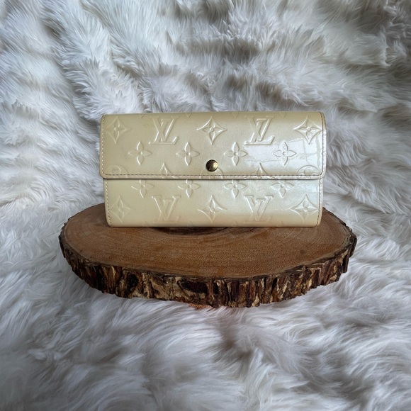 Louis Vuitton Vernis Wallet in Light Yellow - Picture 1 of 6